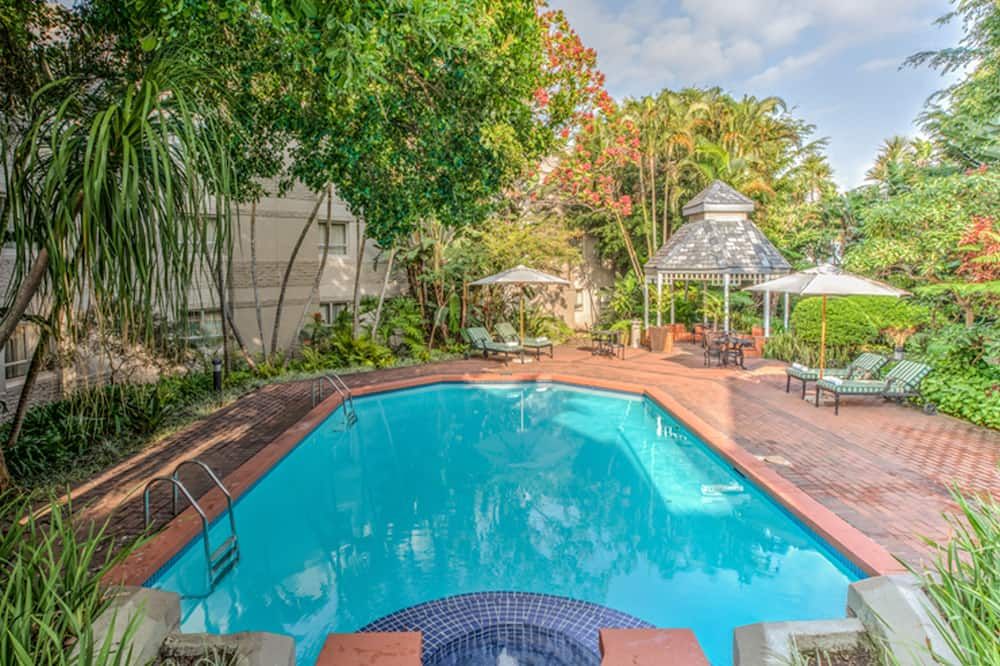 حوض السباحة