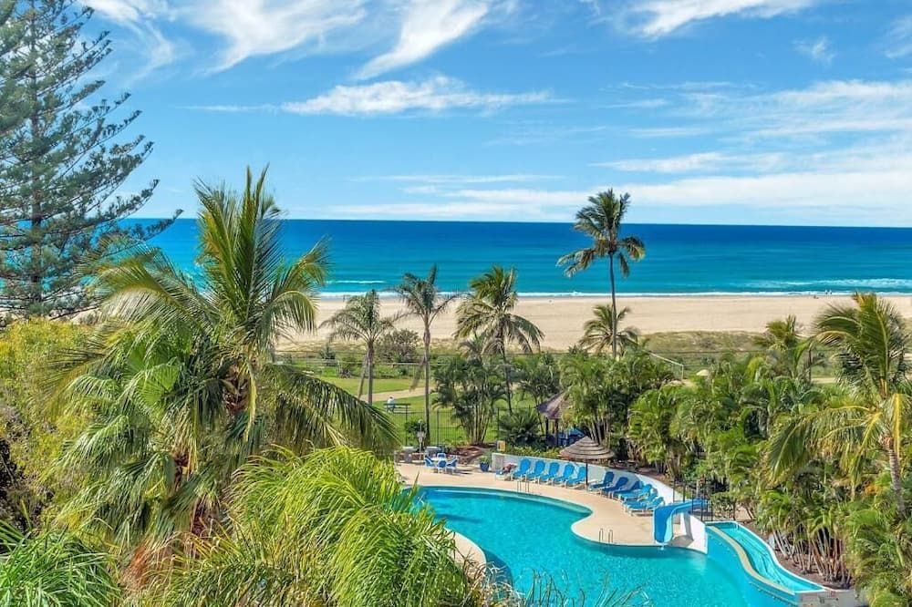 حوض السباحة