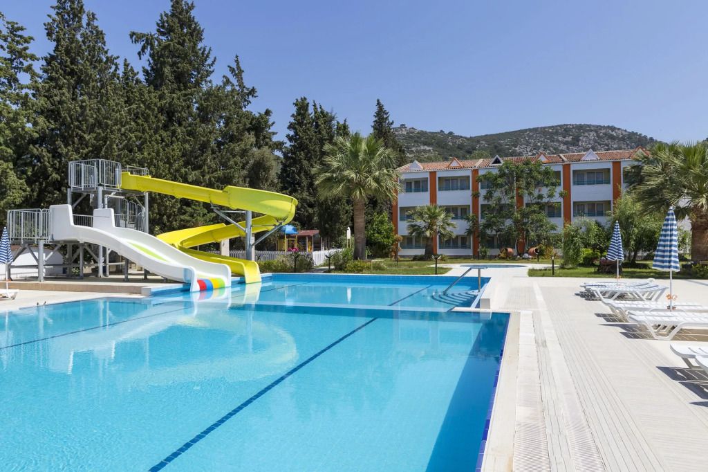 حوض السباحة