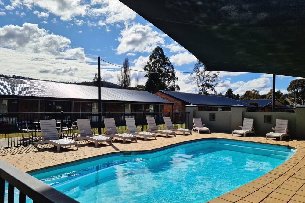 حوض السباحة