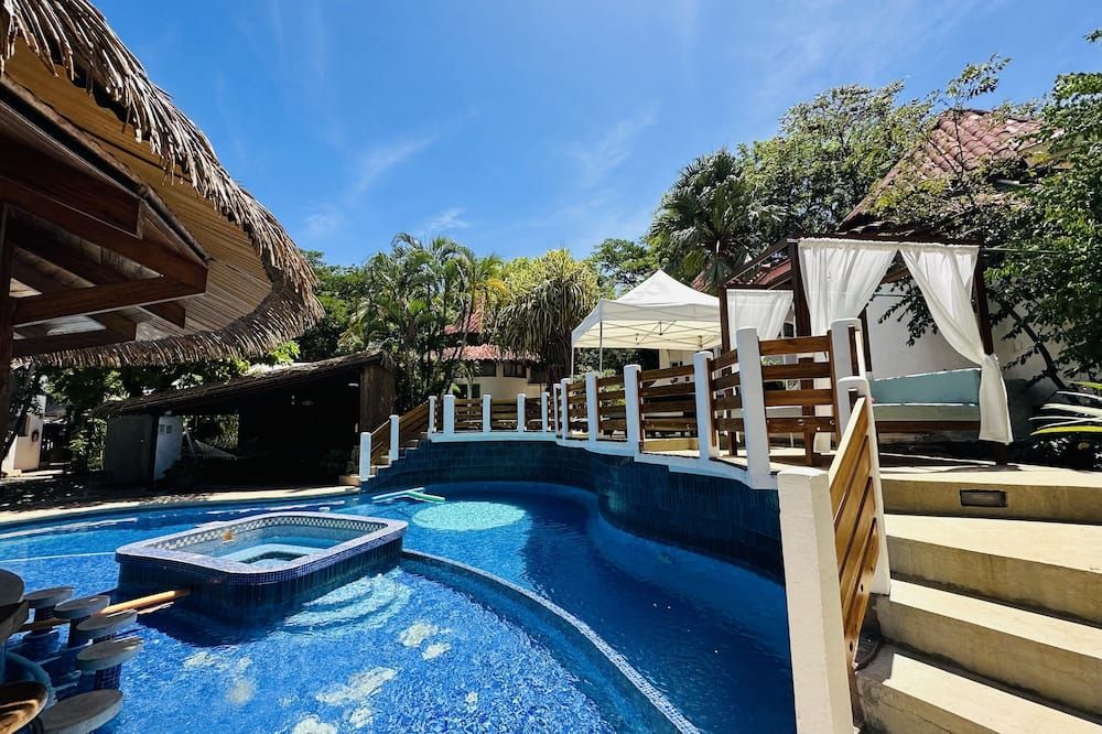 حوض السباحة