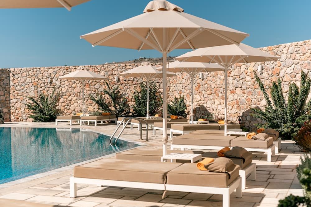 حوض السباحة