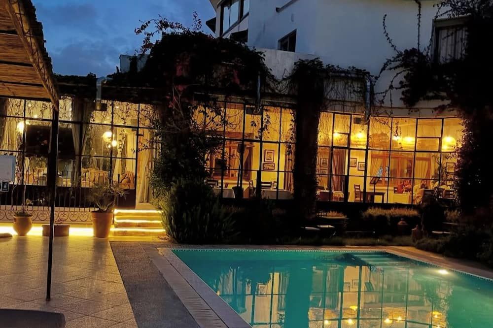 حوض السباحة