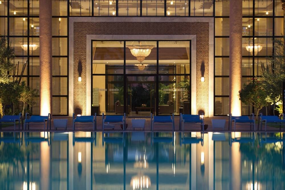 حوض السباحة