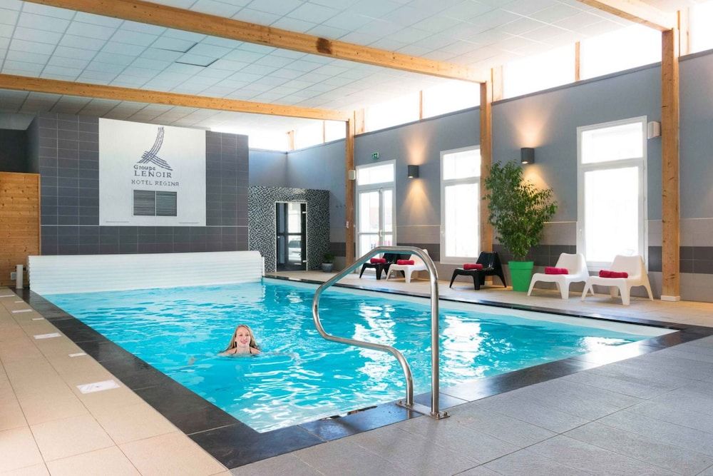 حوض السباحة