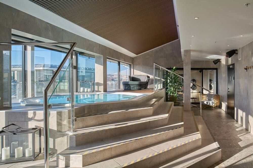 حوض السباحة