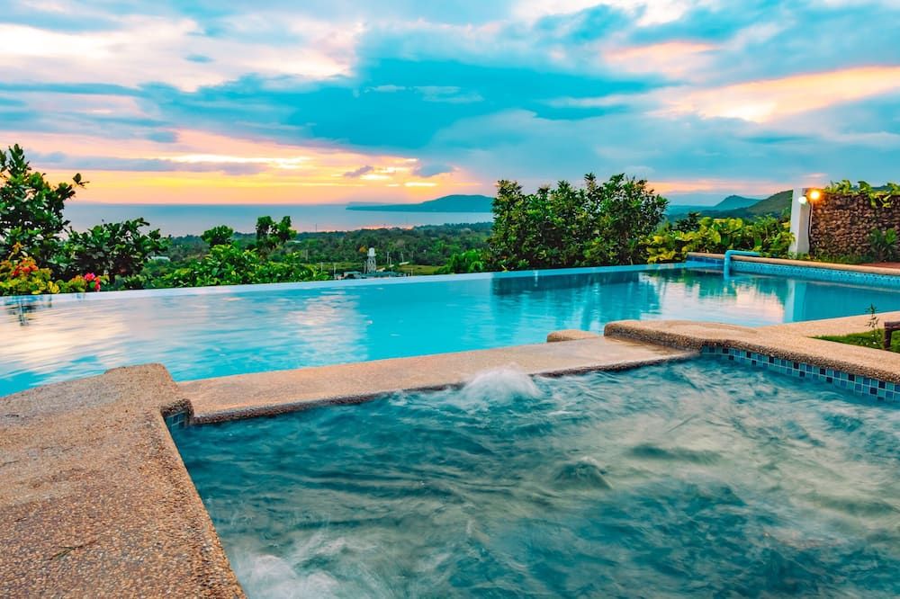 حوض السباحة