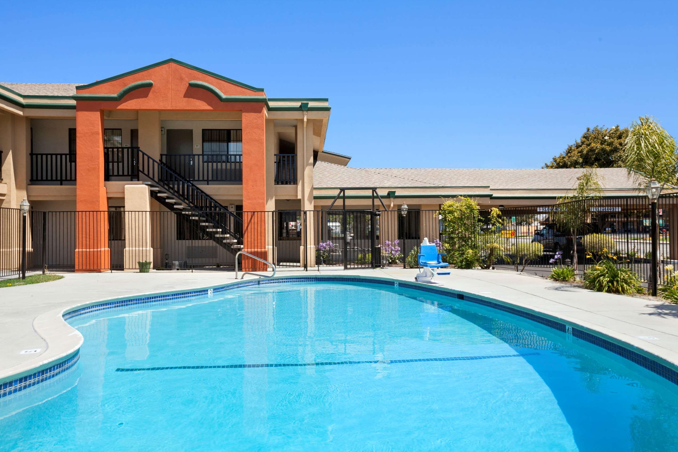 حوض السباحة