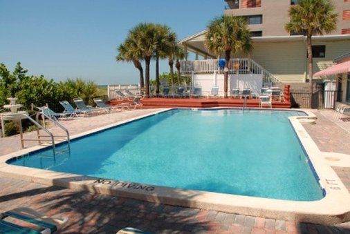 حوض السباحة