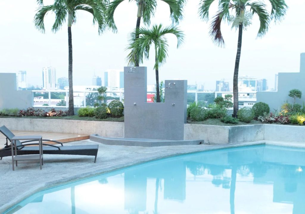 حوض السباحة