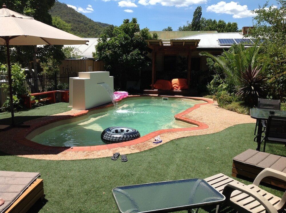 حوض السباحة