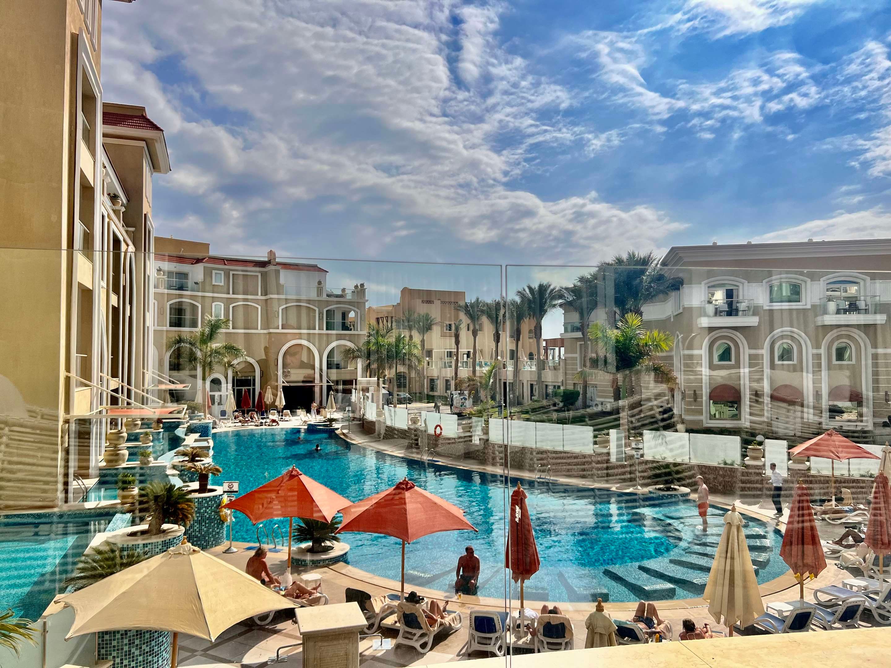 حوض السباحة