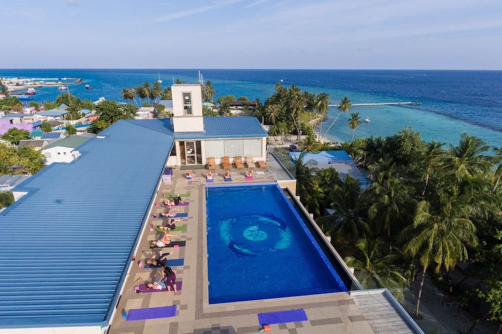 حوض السباحة