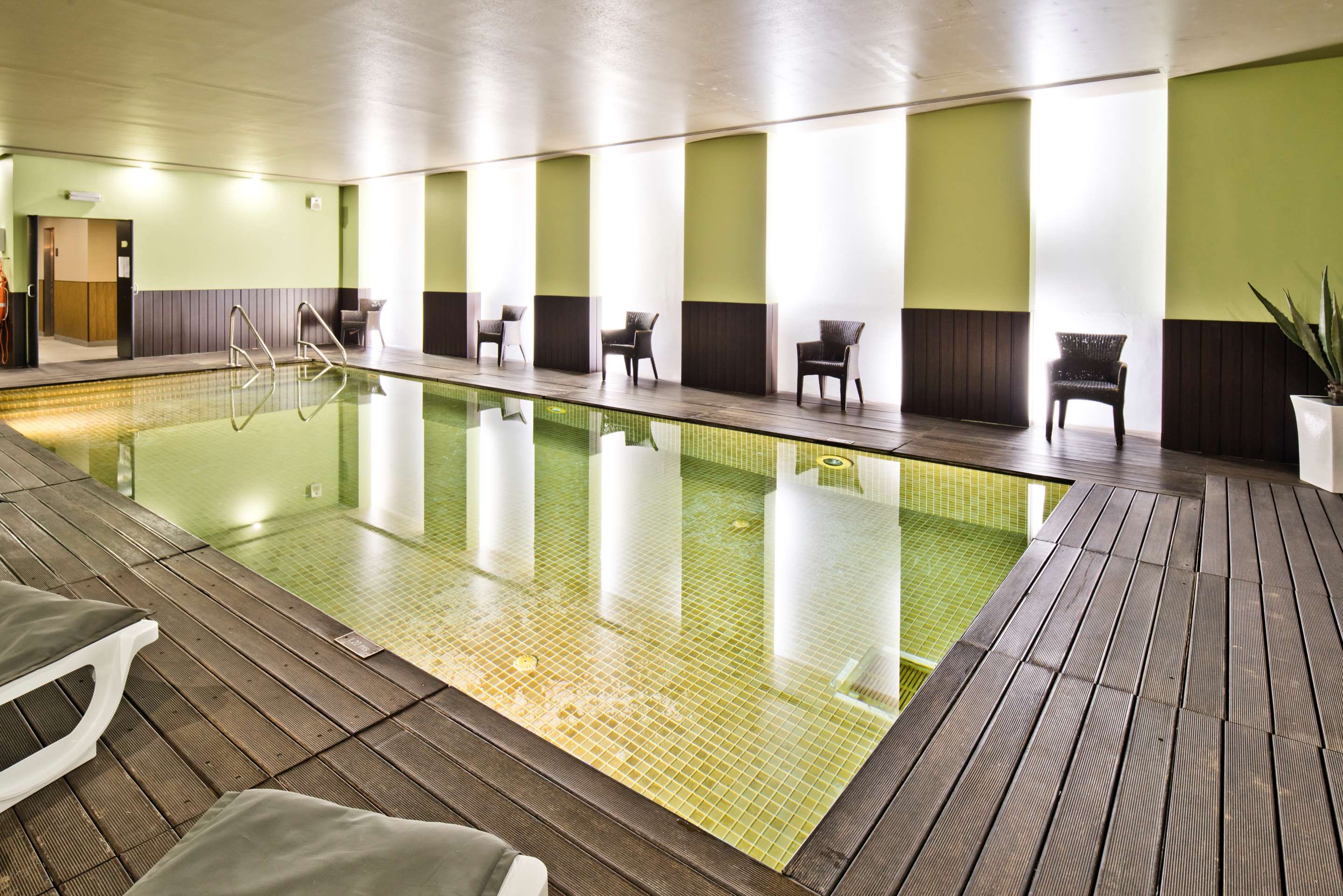 حوض السباحة