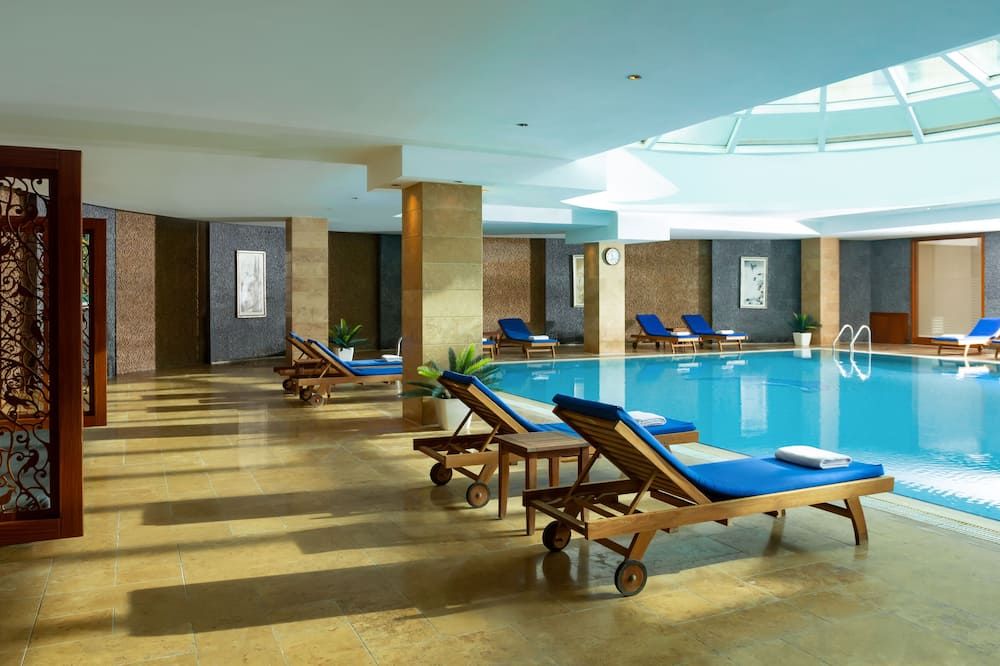 حوض السباحة