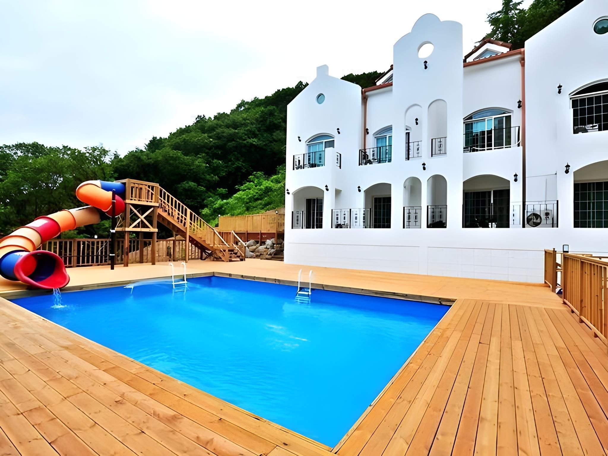 حوض السباحة