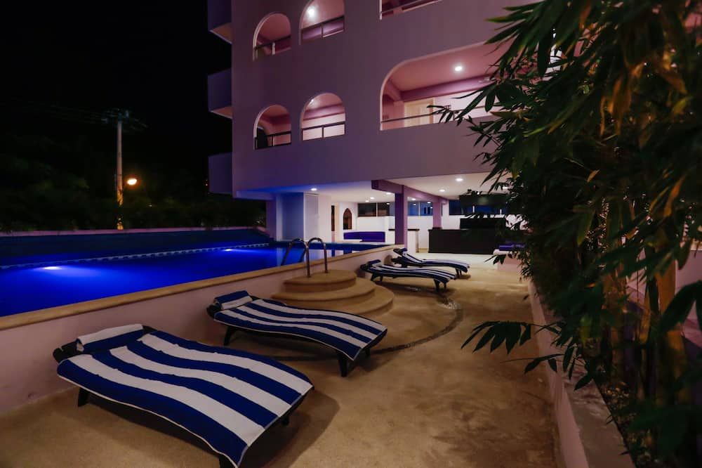 حوض السباحة