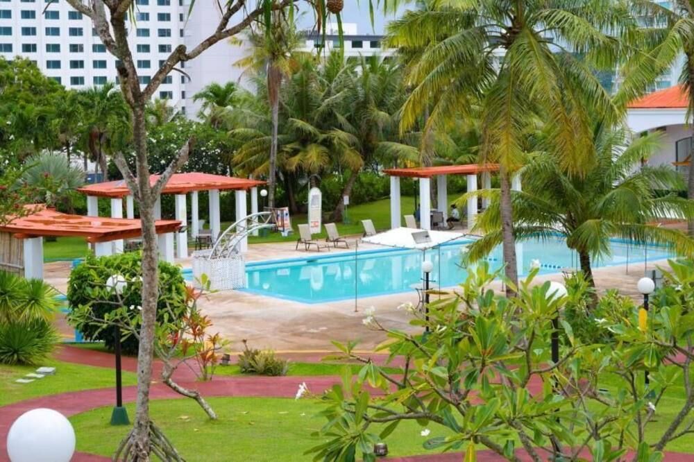 حوض السباحة