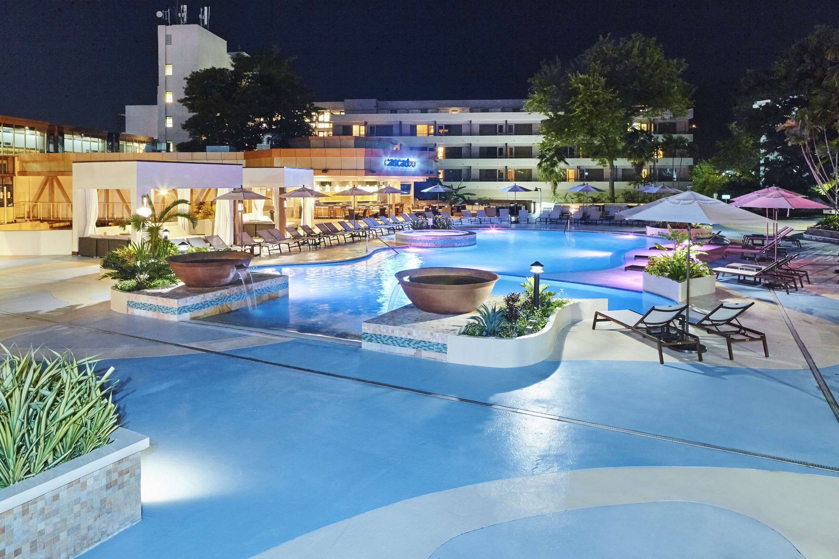 حوض السباحة