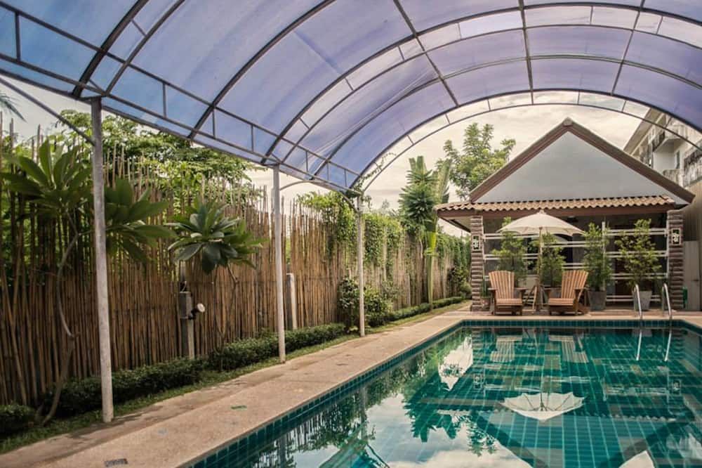 حوض السباحة صورة