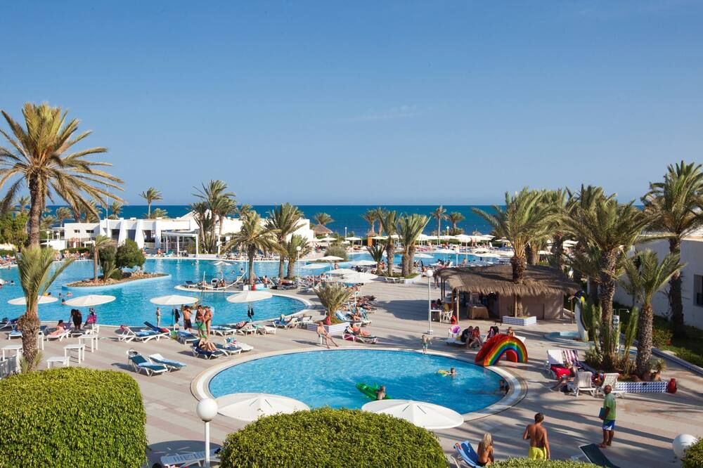 حوض السباحة