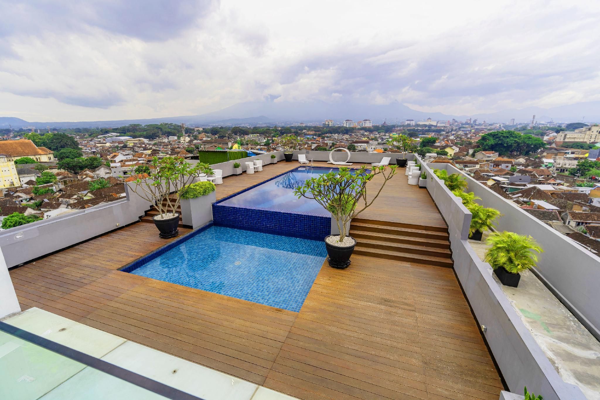 حوض السباحة