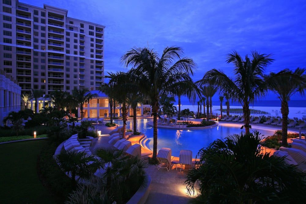 حوض السباحة