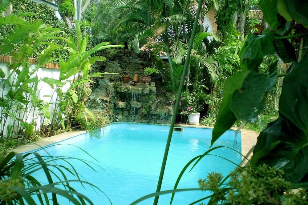 حوض السباحة