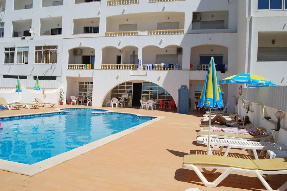 حوض السباحة