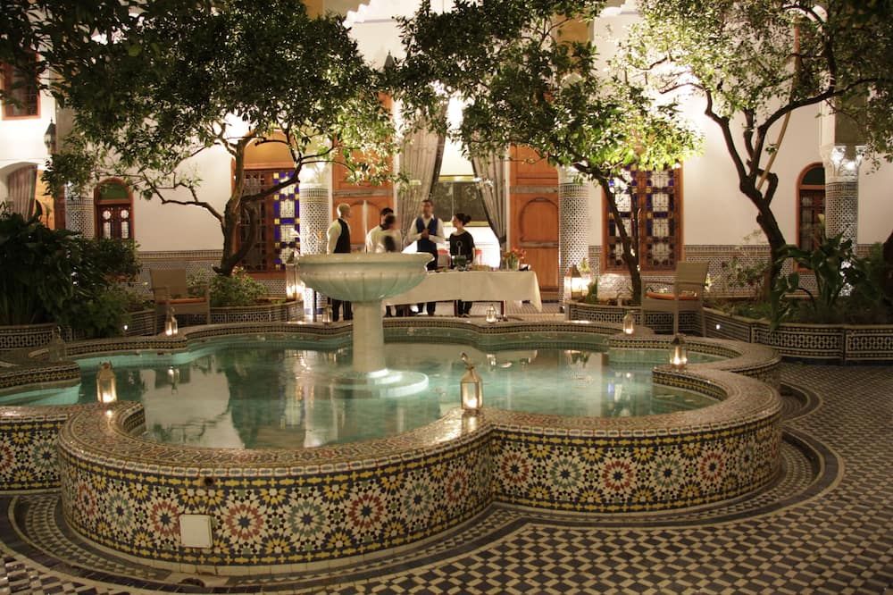 حوض السباحة