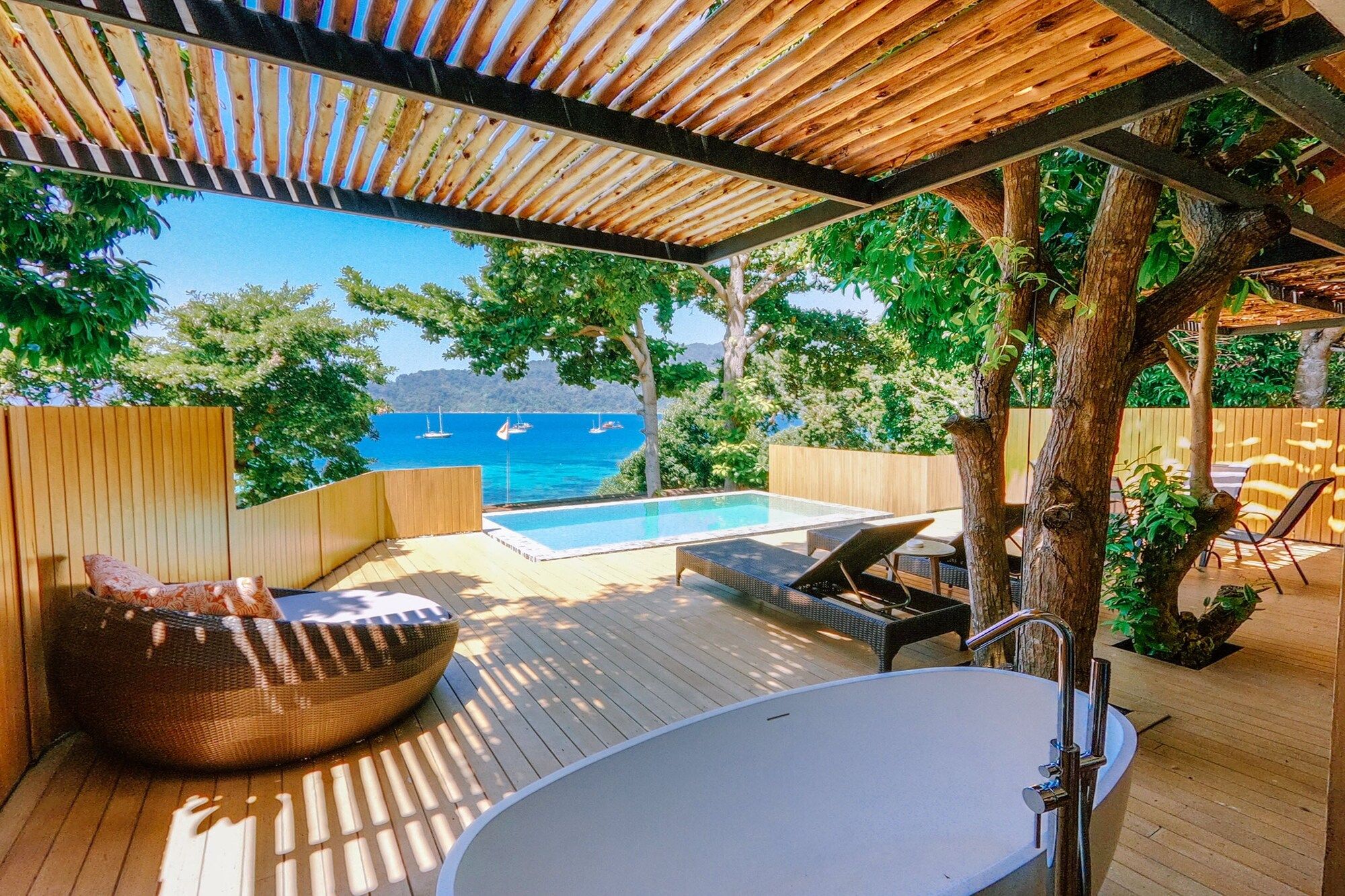 حوض السباحة