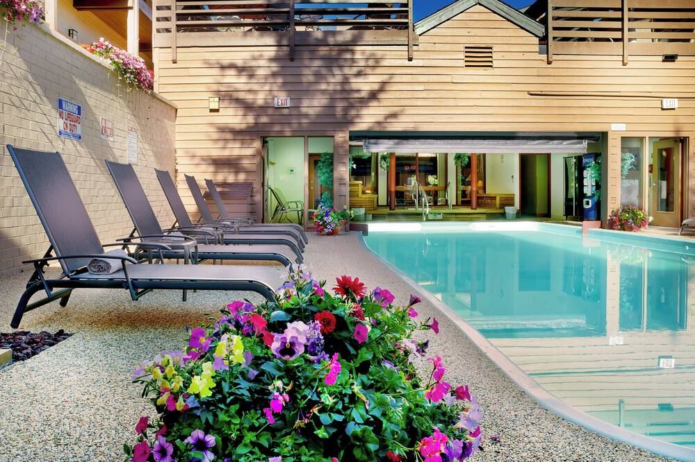 حوض السباحة