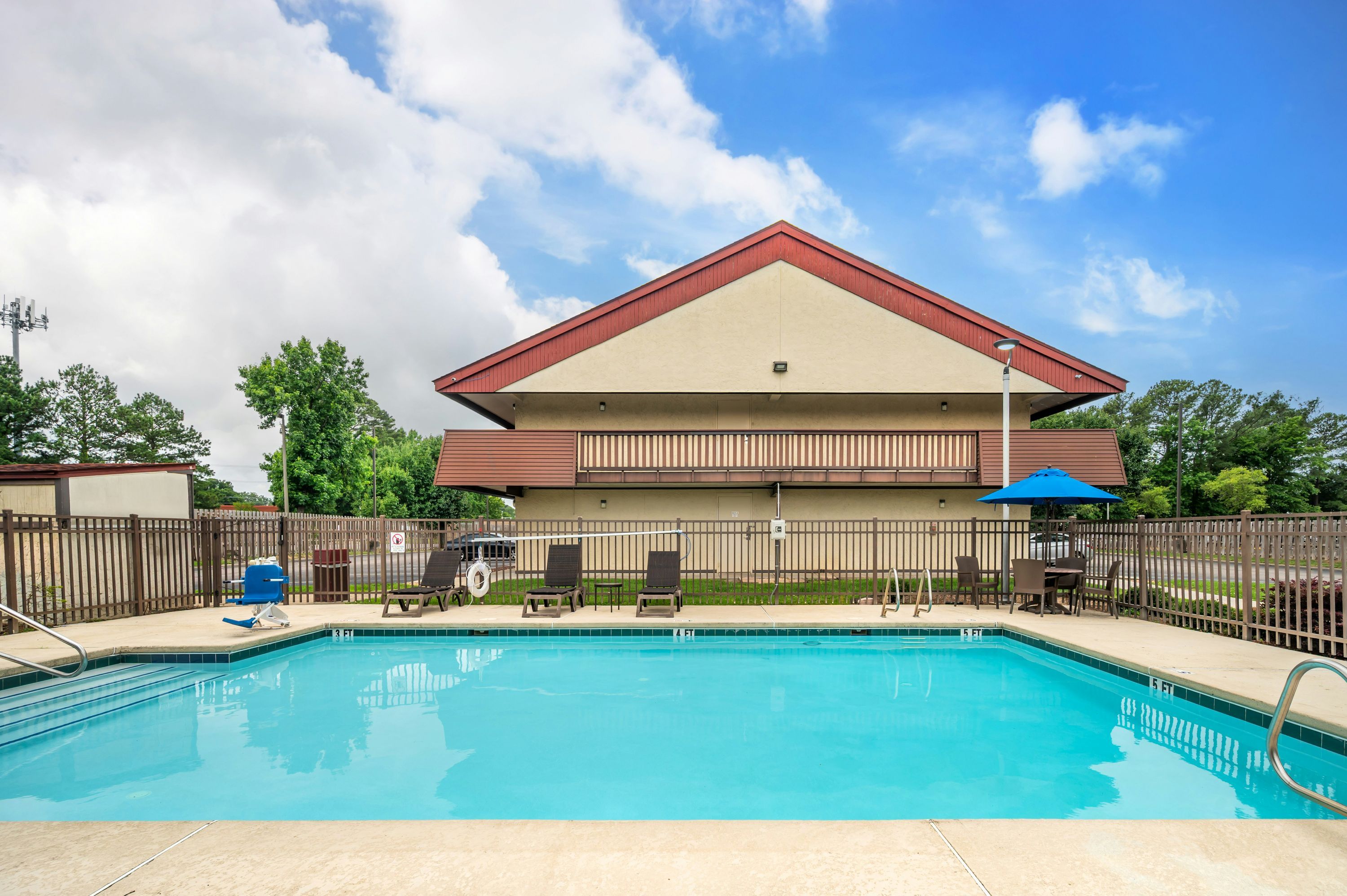 حوض السباحة