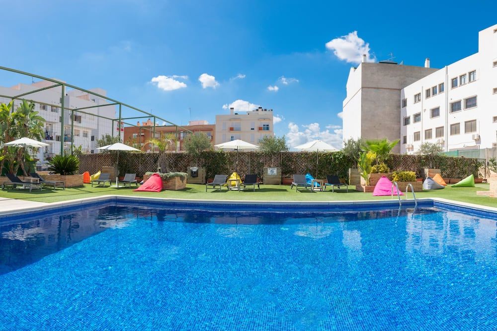 حوض السباحة