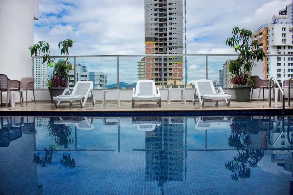 حوض السباحة