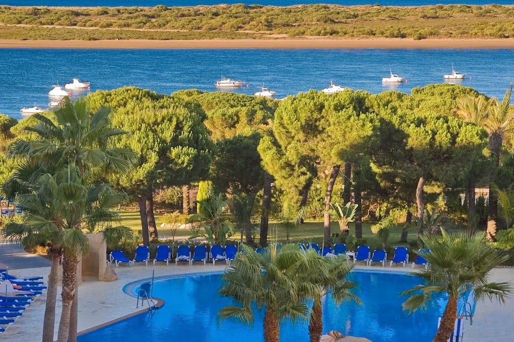 حوض السباحة