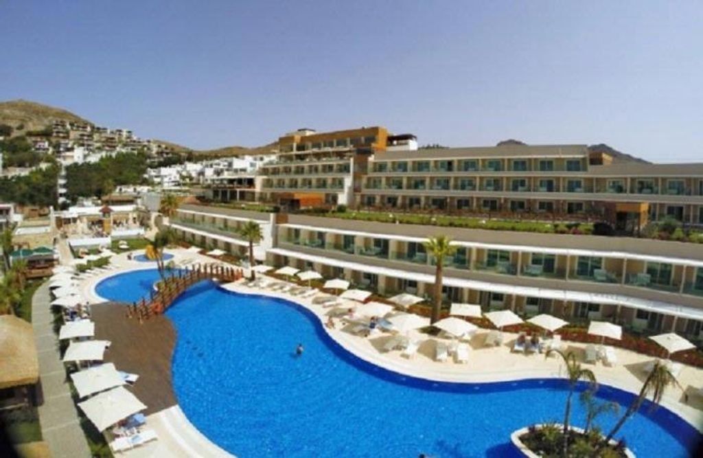 حوض السباحة