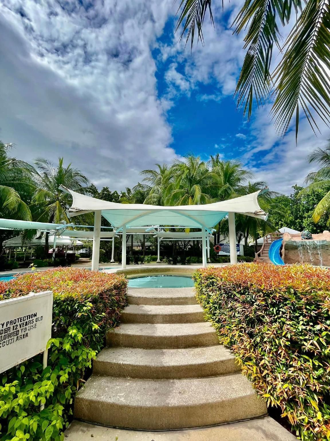 حوض السباحة