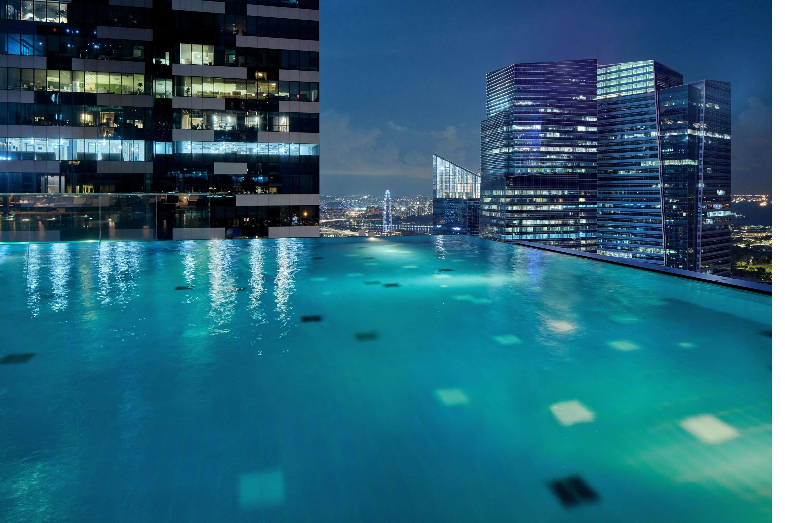 حوض السباحة