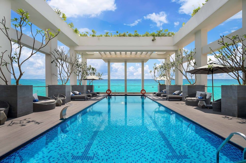 حوض السباحة