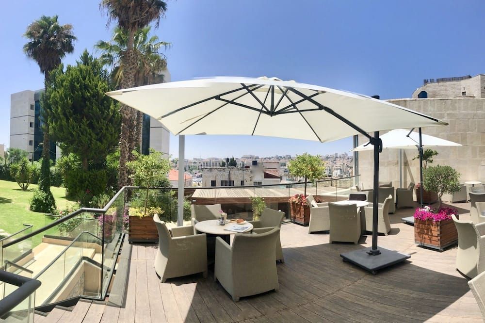 شرفة مرصوفة