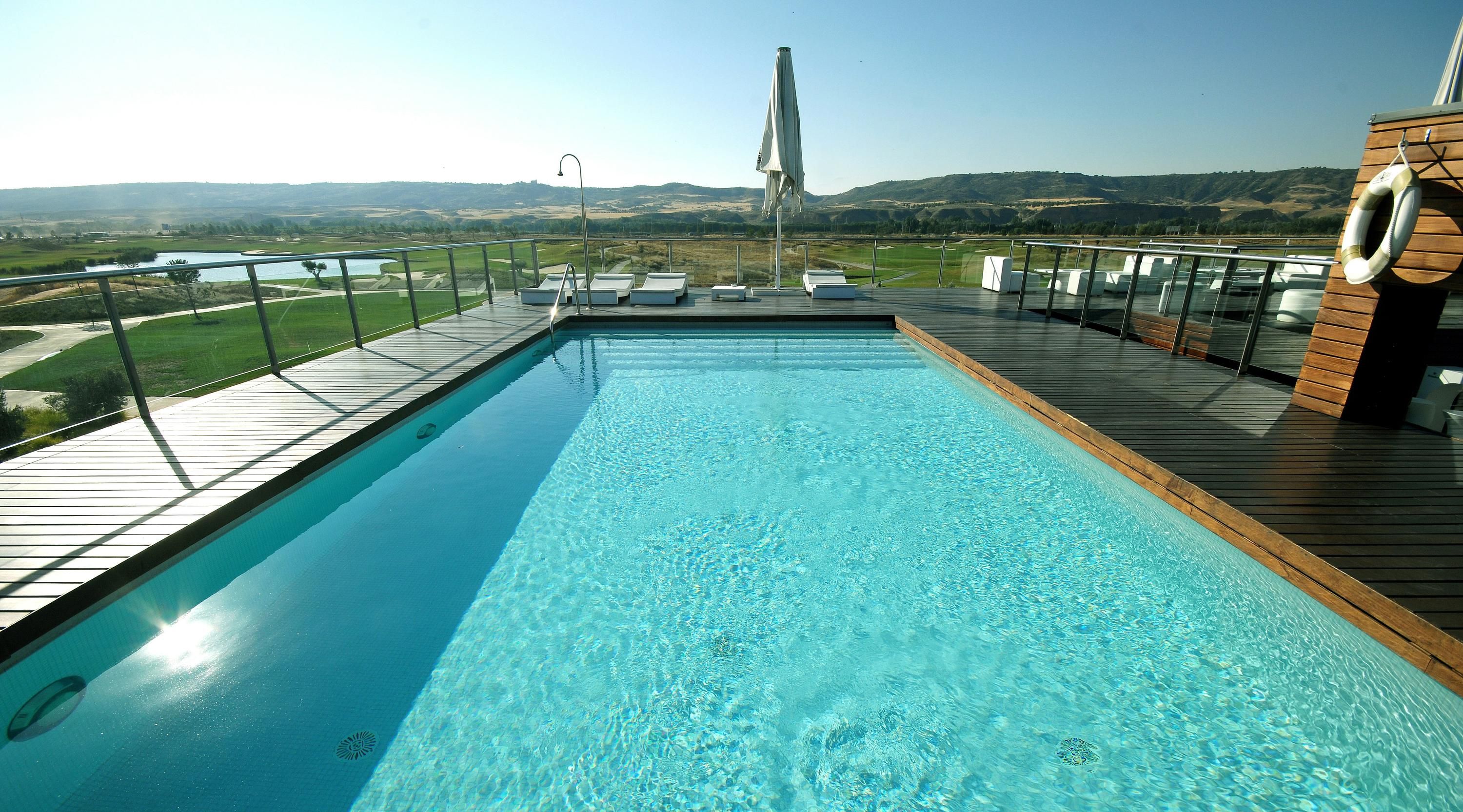 حوض السباحة