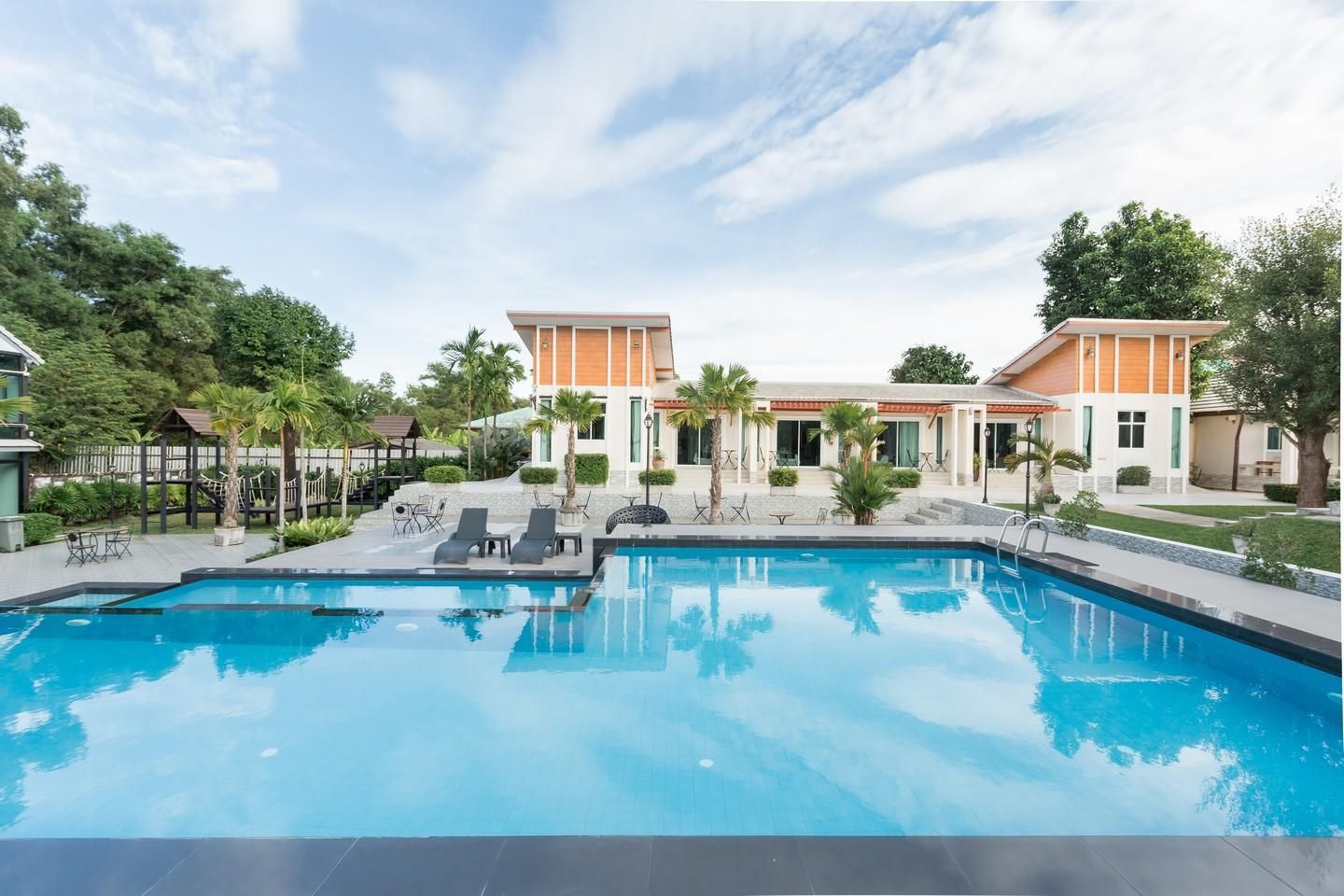 حوض السباحة