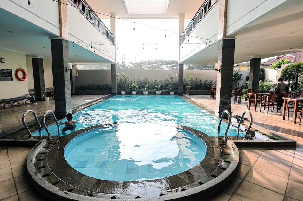 حوض السباحة