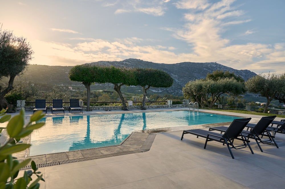 حوض السباحة