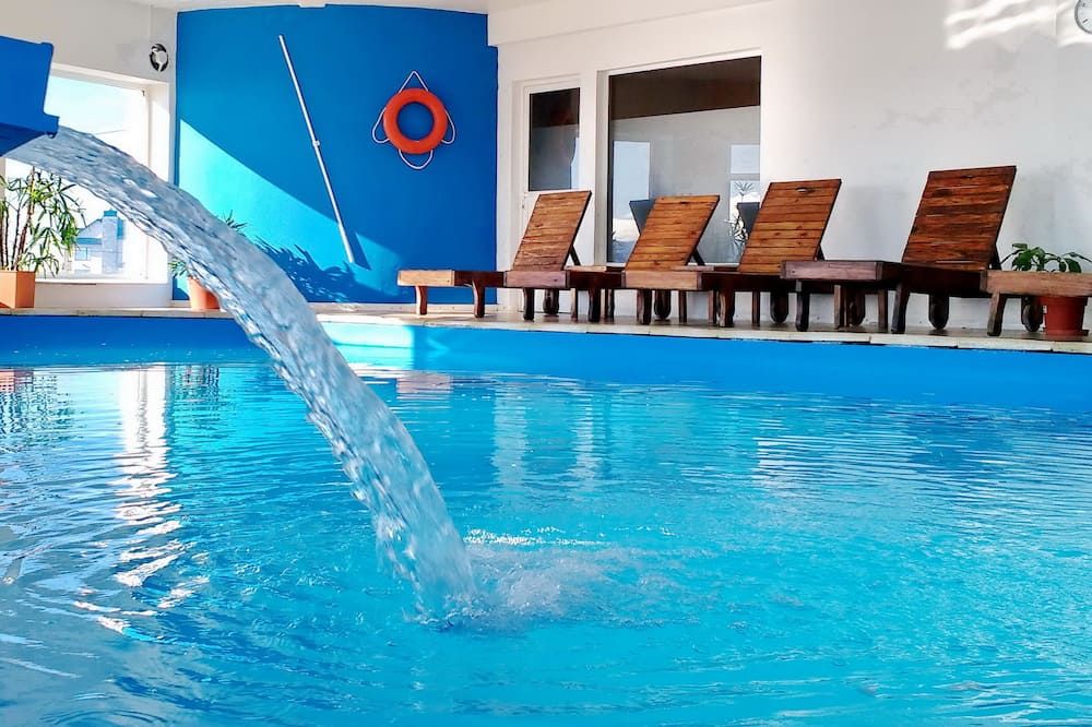 حوض السباحة