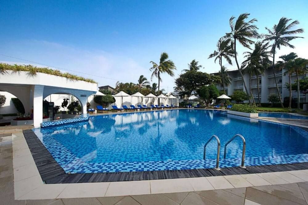 حوض السباحة