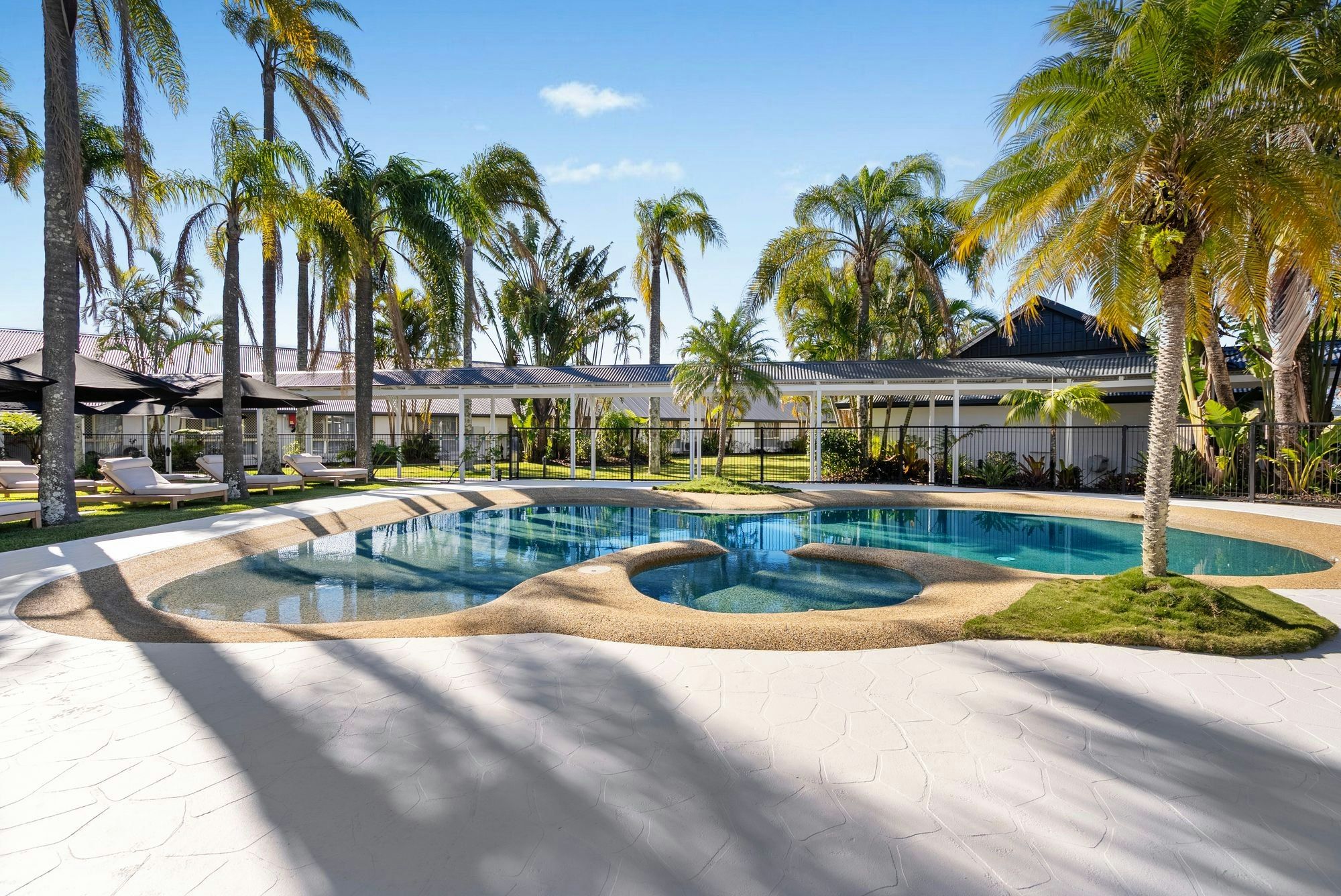 حوض السباحة