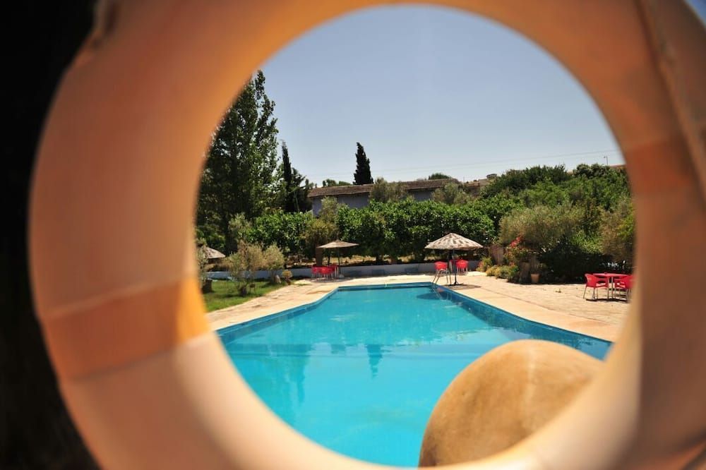 حوض السباحة