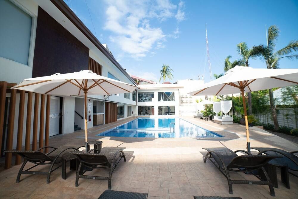 حوض السباحة